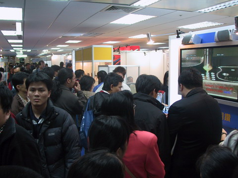 2005.03.20新聞快訊： 台北工具機展，耐久產品受國內外注目，攤位人潮盛況
